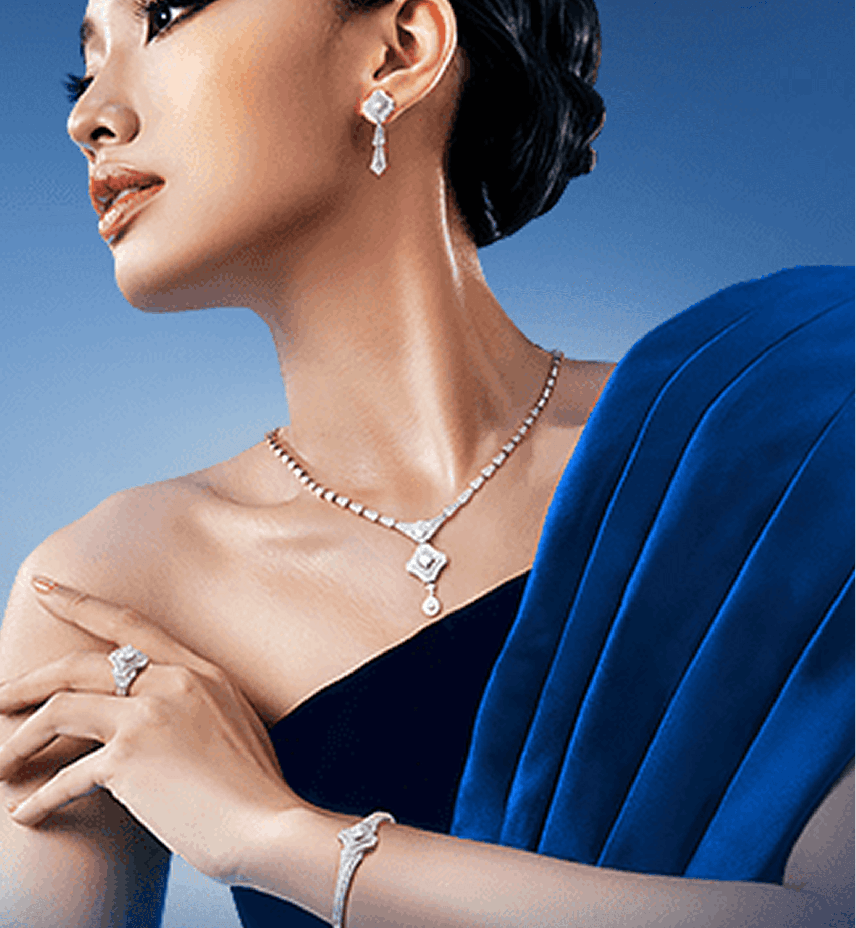Người phụ nữ với trang sức bạc