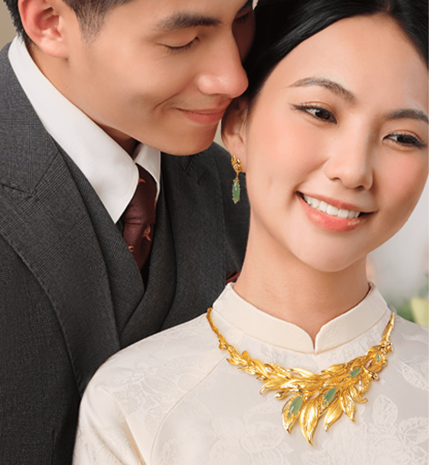 Cặp đôi với trang sức vàng truyền thống